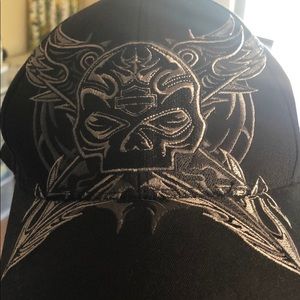 H-D fitted cap with grey tones embroidery skull.